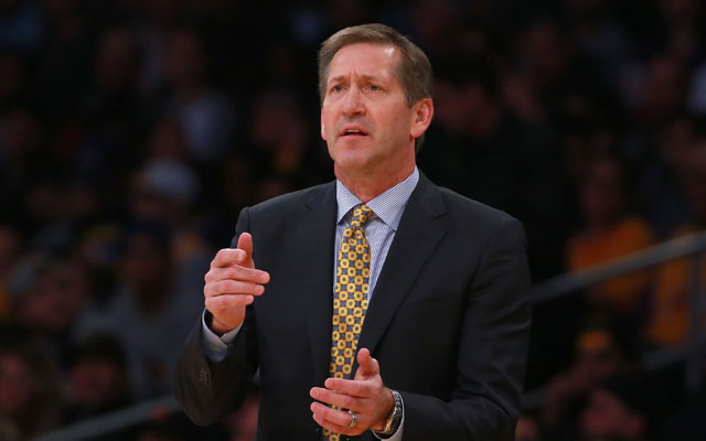 Jeff Hornacek gestikuliert an der Seitenlinie.