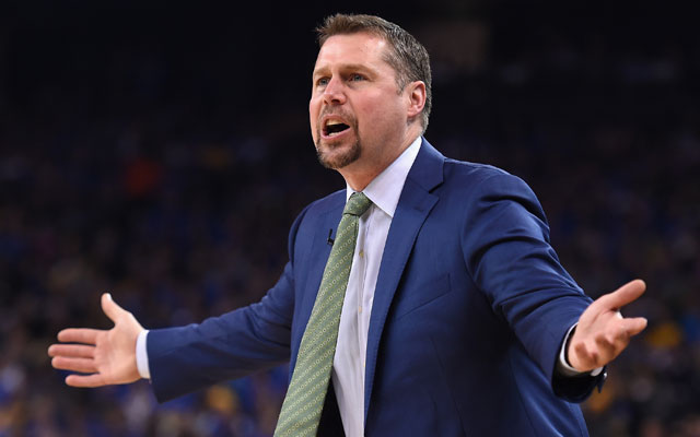 Dave Joerger, Headcoach der Memphis Grizzlies, gibt seinem Team von der Seitenlinie Anweisungen.