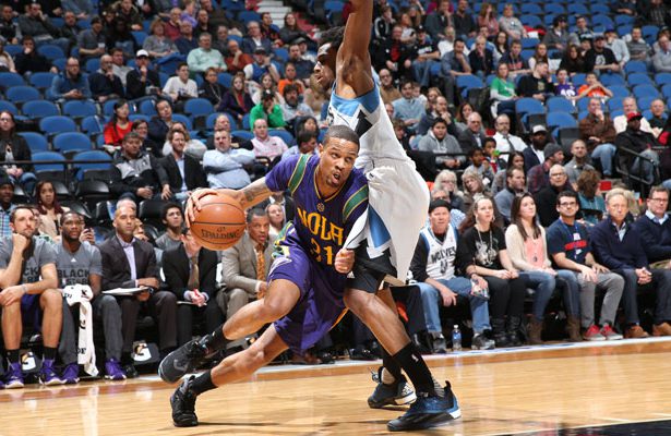 Bryce Dejean-Jones von den New Orleans Pelicans im Duell mit Andrew Wiggins von den Minnesota Timberwolves.