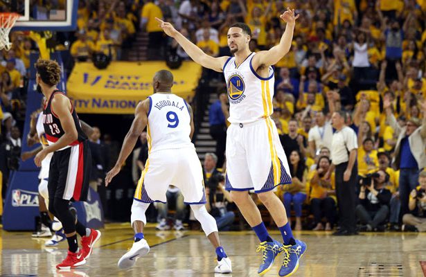 KlayThompson020516 Klay Thompson von den Golden State Warriors feiert im NBA-Spiel gegen die Portland Trail Blazers einen Korb.