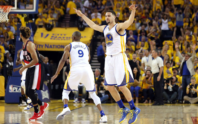 Klay Thompson von den Golden State Warriors feiert im NBA-Spiel gegen die Portland Trail Blazers einen Korb.