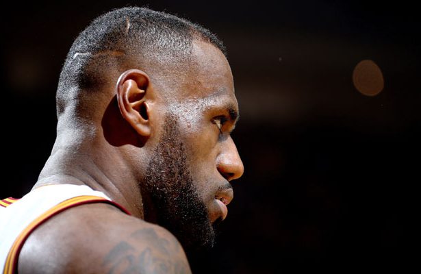 LeBron190516 LeBron James von den Cleveland Cavaliers konzentriert sich in einer Auszeit.