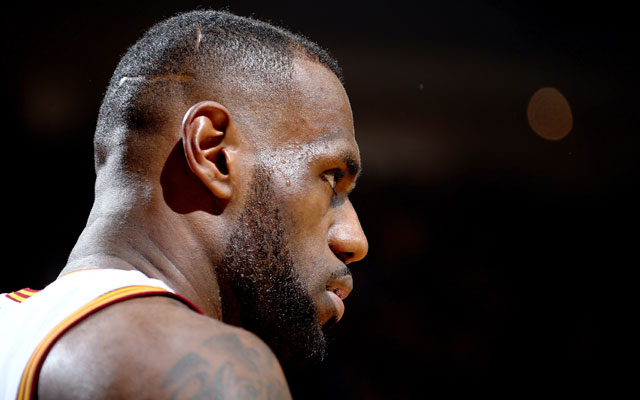 LeBron James von den Cleveland Cavaliers konzentriert sich in einer Auszeit.