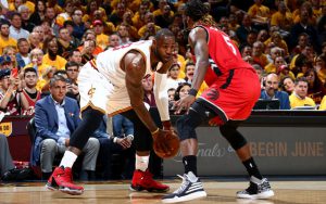 LeBron James von den Cleveland Cavaliers geht im NBA-Spiel gegen die Toronto Raptors ins Duell mit DeMarre Carroll.