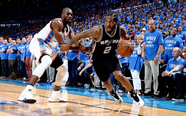 Kawhi Leonard von den San Antonio Spurs dribbelt im NBA-Spiel gegen die Oklahoma City Thunder an seinem Gegenspieler vorbei.