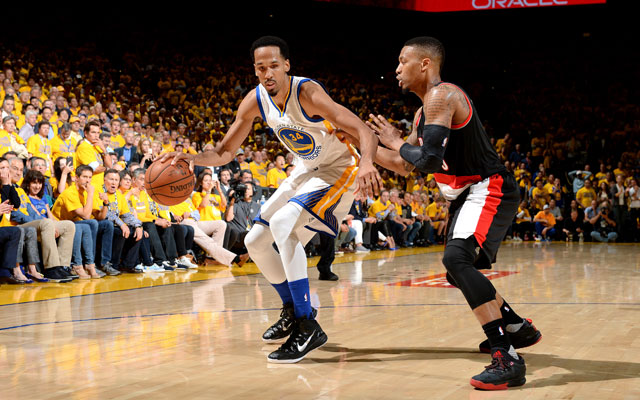 Shaun Livingston von den Golden State Warriors im Duell mit NBA-Kollege Damian Lillard von den Portland Trail Blazers.