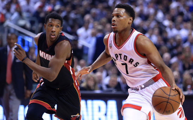 Kyle Lowry von den Toronto Raptors setzt sich im NBA-Spiel gegen die Miami Heat gegen Josh Richardson durch.