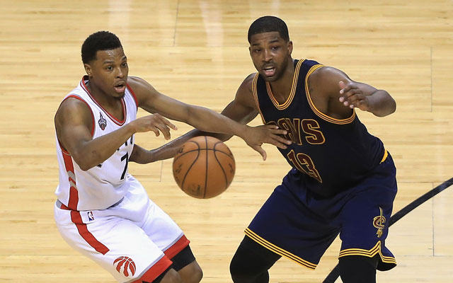Kyle Lowry von den Toronto Raptors setzt sich im NBA-Spiel gegen die Cleveland Cavaliers gegen Tristan Thompson durch.