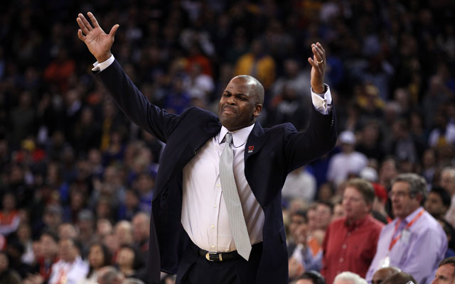 Nate McMillan gibt bei einem NBA-Spiel an der Seitenlinie Anweisungen.