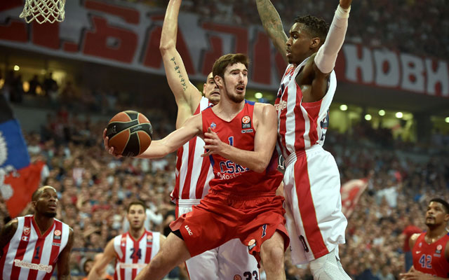 Nando de Colo von ZSKA Moskau setzt sich in der Basketball-Euroleague gegen zwei Verteidiger durch.