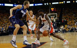 Dirk Nowitzki von den Dallas Mavericks verteidigt in den Playoffs 2007 gegen Stephen Jackson von den Golden State Warriors.