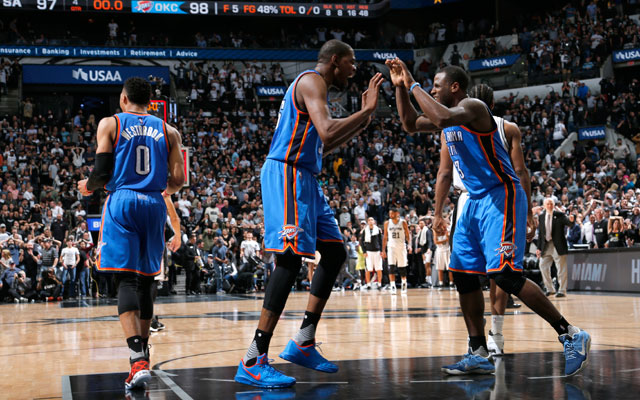 Russell Westbrook, Kevin Durant und Dion Waiters feiern den Sieg ihrer Oklahoma City Thunder bei den San Antonio Spurs.