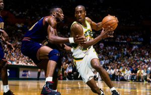 Duell der Legenden: Gary Payton (r.) gegen Dikembe Mutombo. Foto: getty images