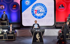 Die Philadelphia 76ers erhalten den 1. Pick im Draft von 2016.