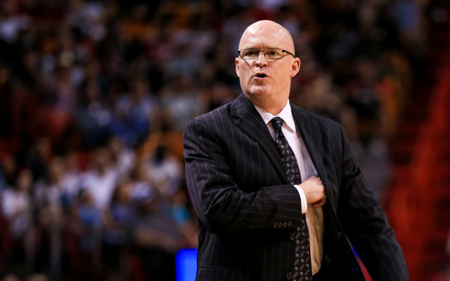 Scott Skiles, Headcoach der Orlando Magic, gibt seinem Team während eines NBA-Spiels von der Seitenlinie aus Anweisungen.