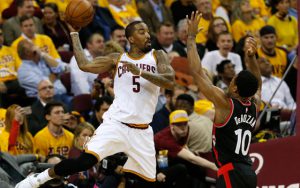J.R. Smith von den Cleveland Cavaliers rettet einen Ball vor dem Aus im NBA-Spiel gegen die Toronto Raptors.