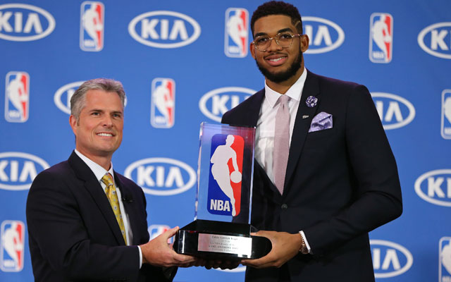 Karl-Anthony Towns von den Minnesota Timberwolves erhält den Award als Rookie of the year der NBA.