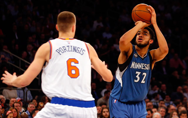Karl-Anthony Towns von den Minnesota Timberwolves nimmt im NBA-Spiel gegen die New York Knicks einen Wurf über seinen Gegenspieler Kristaps Porzingis.
