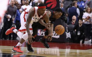 Terrence Ross von den Toronto Raptors klaut im NBA-Spiel gegen die Miami Heat den Ball von seinem Gegenspieler Josh Richardson.