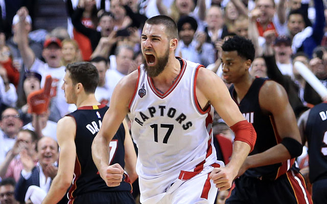 Jonas Valanciunas von den Toronto Raptors feiert im NBA-Spiel gegen die Miami Heat einen Korberfolg seines Teams.