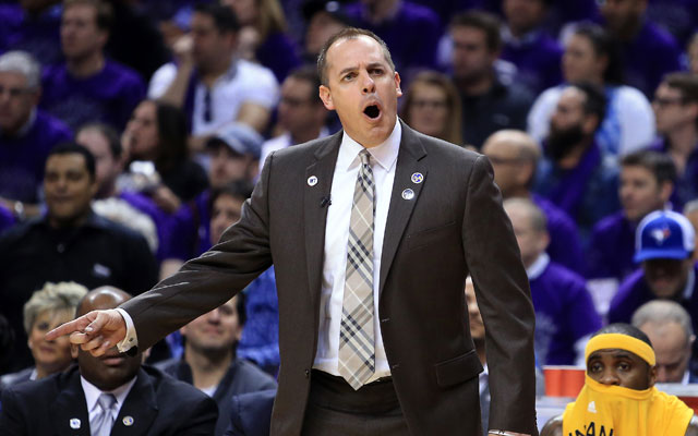 Frank Vogel, Headcoach der Indiana Pacers, gibt an der Seitenlinie Anweisungen an seine Spieler.