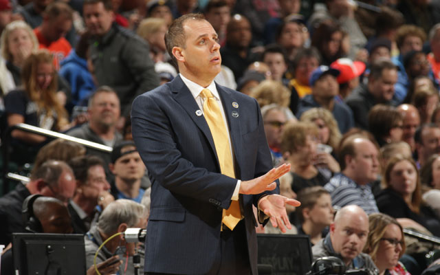 Frank Vogel, der Headcoach der Orlando Magic, gibt seinem Team von der Seitenlinie aus Anweisungen.