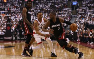 Dwyane Wade von den Miami Heat dribbelt im NBA-Spiel gegen die Toronto Raptors in Richtung Korb.