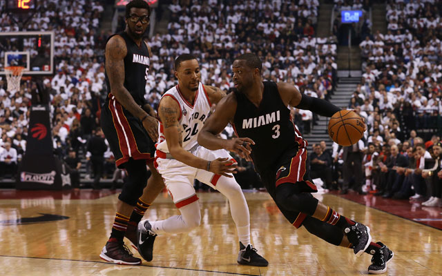 Dwyane Wade von den Miami Heat dribbelt im NBA-Spiel gegen die Toronto Raptors in Richtung Korb.