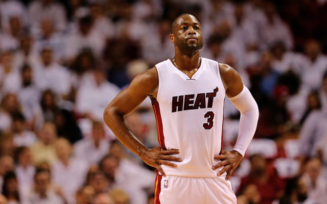 Dwyane Wade von den Miami Heat genießt den Sieg in Spiel 4 gegen die Toronto Raptors mit den Fans.