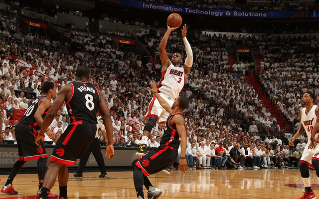 Dwyane Wade von den Miami Heat geht im NBA-Spiel gegen die Toronto Raptors gegen drei Verteidiger zum Sprungwurf hoch.