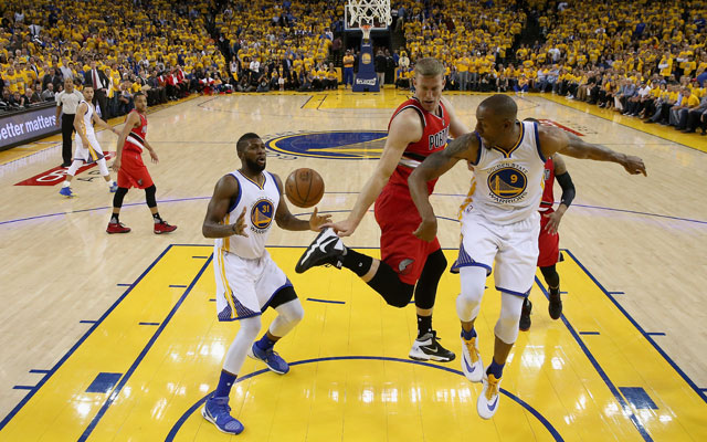 Andre Iguodala und Festus Ezeli von den Golden State Warriors kommen unter dem Korb der Portland Trail Blazers zum Korberfolg.