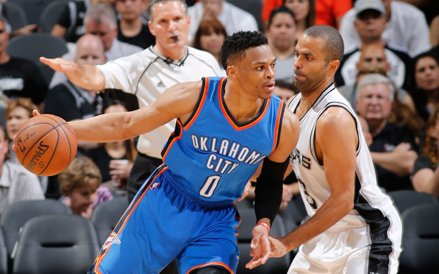 Russell Westbrook von den Oklahoma City Thunder postet im NBA-Spiel gegen die San Antonio Spurs gegen Tony Parker auf.