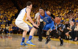Russell Westbrook zieht in Spiel 1 des NBA-Duells gegen die Golden State Warriors an seinem Gegenspieler Klay Thompson vorbei.