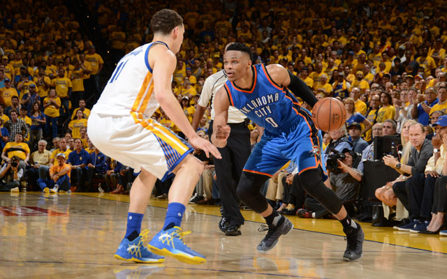 Russell Westbrook zieht in Spiel 1 des NBA-Duells gegen die Golden State Warriors an seinem Gegenspieler Klay Thompson vorbei.