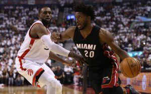 Justise Winslow von den Miami Heat zieht im NBA-Playoffspiel gegen die Toronto Raptors an seinem Gegenspieler Patrick Patterson vorbei.