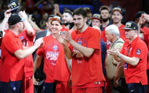 Die Spieler von ZSKA Moskau feiern den Titel in der Basketball-Euroleague.