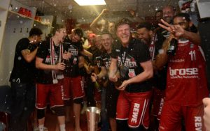 Der deutsche Basketball-Meister Brose Bamberg feiert den Titel in der Kabine.