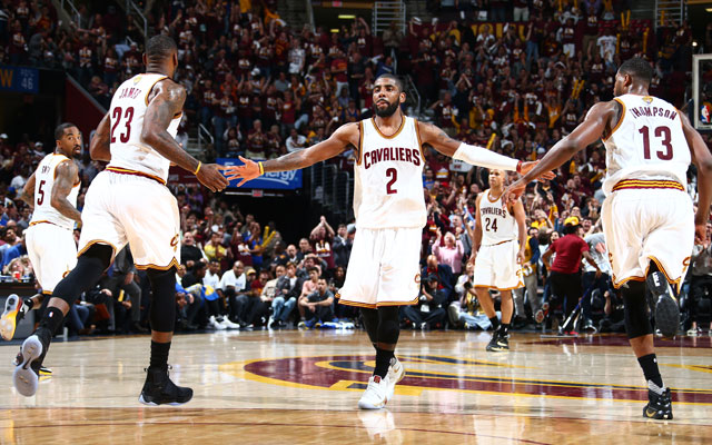 LeBron James, Kyrie Irving und Tristan Thompson von den Cleveland Cavaliers feiern den Sieg im NBA-Finale gegen Golden State.