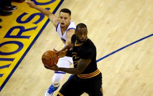 LeBron James von den Cleveland Cavaliers kämpft im NBA-Finale gegen die Golden State Warriors mit Steph Curry um den Ball.