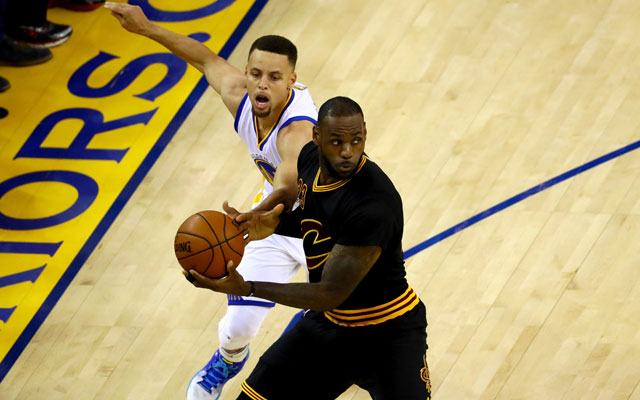 LeBron James von den Cleveland Cavaliers kämpft im NBA-Finale gegen die Golden State Warriors mit Steph Curry um den Ball.