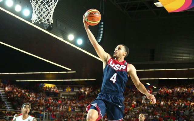 Steph Curry macht im Trikot der USA einen Korbleger.