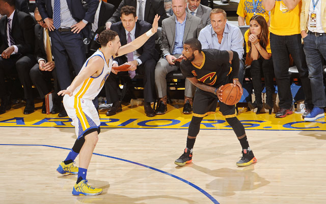 Klay Thompson von den Golden State Warriors und Kyrie Irving von den Cleveland Cavaliers kämpfen in den NBA-Finals um den Ball.