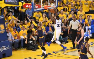 Draymond Green von den Golden State Warriors macht im Spiel 2 gegen die Cleveland Cavaliers per Dunk zwei Minuten.
