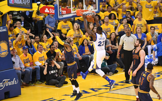 Draymond Green von den Golden State Warriors macht im Spiel 2 gegen die Cleveland Cavaliers per Dunk zwei Minuten.