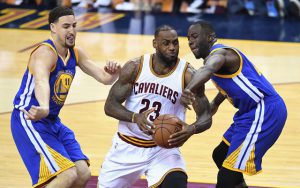 LeBron James von den Cleveland Cavaliers setzt sich gegen Draymond Green durch und zieht zum Korb.