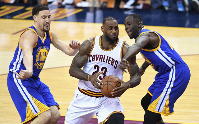 LeBron James von den Cleveland Cavaliers setzt sich gegen Draymond Green durch und zieht zum Korb.