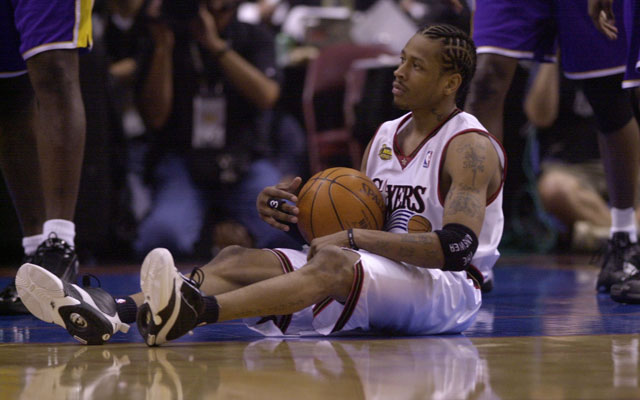 Allen Iverson von den Philadelphia 76ers sitzt während der NBA-Finals 2011 auf dem Boden.
