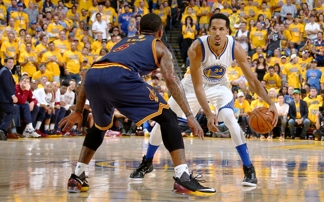 Shaun Livingston von den Golden State Warriors attackiert gegen die Cleveland Cavaliers den Korb.
