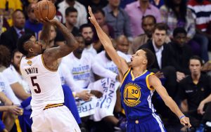 J.R. Smith von den Cleveland Cavaliers nimmt im NBA-Spiel gegen die Golden State Warriors einen Wurf über Steph Curry.