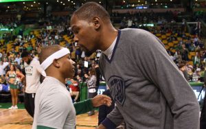 Isaiah Thomas und Kevin Durant begrüßen sich vor dem NBA-Spiel ihrer beiden Teams.